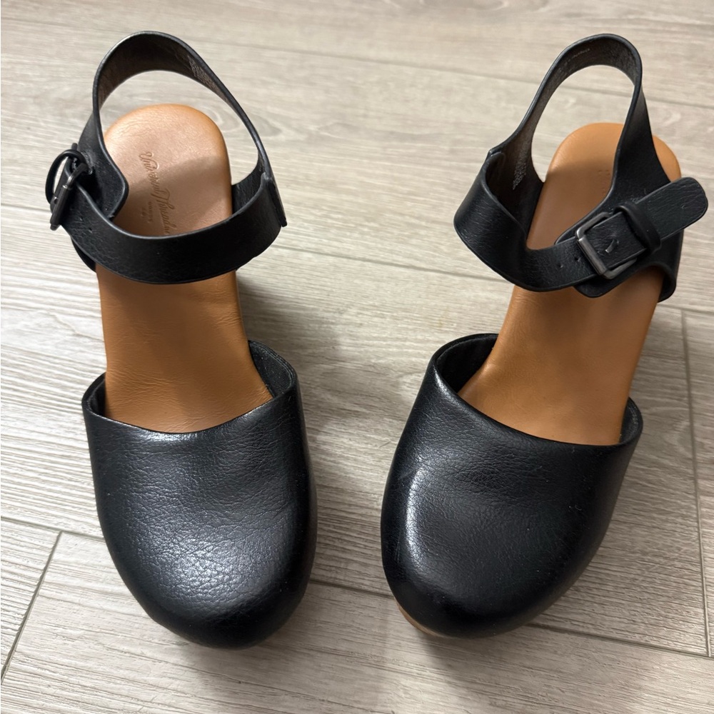 Universal Thread Black Faux Leather Clogs Size 6.5